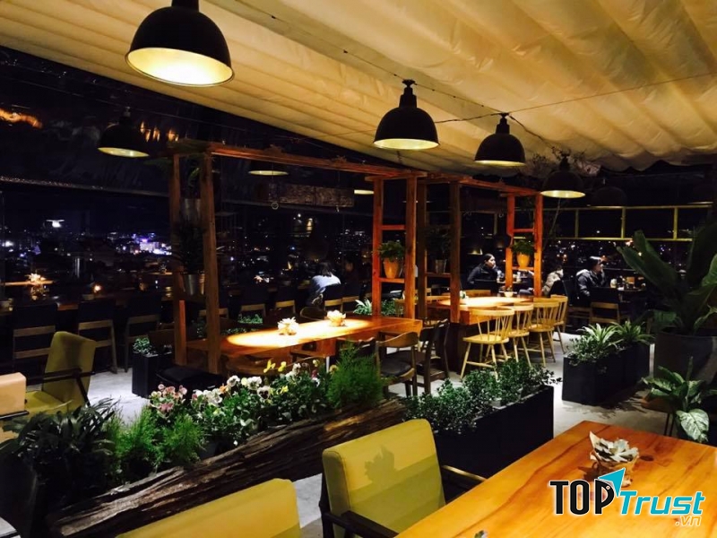 Up Coffe bạn sẽ được đắm chìm trong một không gian ánh sáng trên cao tràn ngập, từ những góc nhỏ, hành lang, ban công, tất cả đều thơ mộng như chính mảnh đất Đà Lạt này vậy