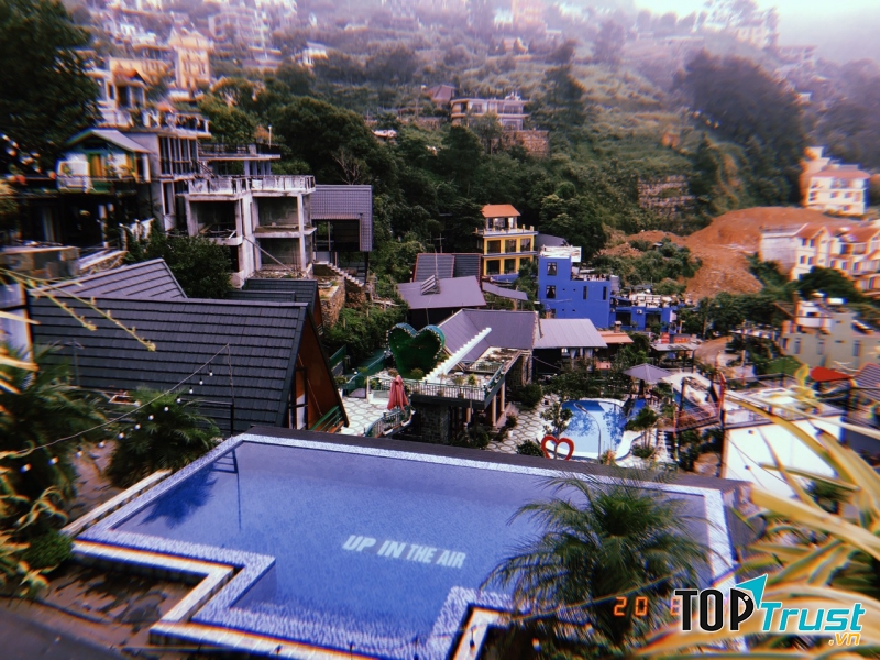 Up in the Air. Nhà trên mây