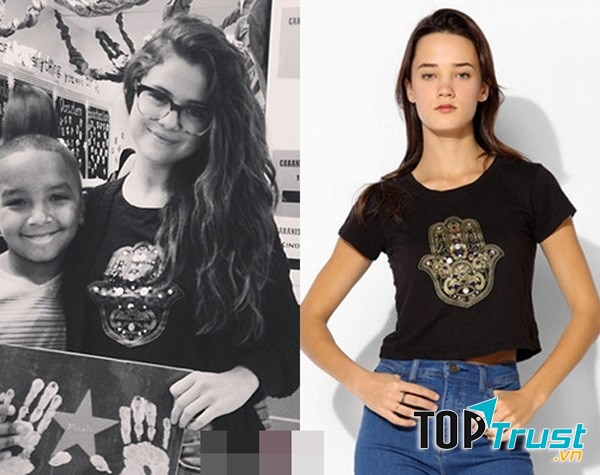 Selena thoải mái chụp ảnh cùng fan trong chiếc áo phông đen của Urban Outfitters giá 20$