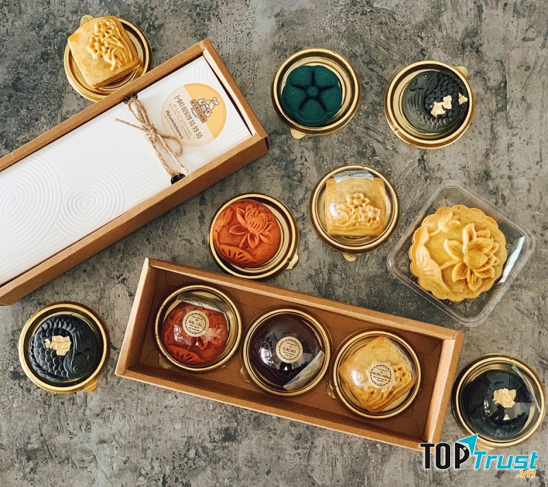Nếu muốn mua bánh để mang đi biếu, đi tặng, khách hàng cũng có thể yêu cầu thêm hộp bên ngoài, vừa đẹp vừa sang, lại rất tiện lợi
