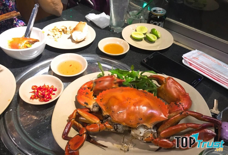 Menu cực kì đa dạng với các món cua sốt, cua nướng, lẩu cua, gỏi cua,…