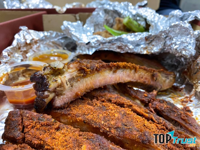 Những phần thịt nướng thơm ngon lan toả trong khói, cuốn cùng rau rồi chấm nước chấm đặc biệt của Ụt Ụt BBQ, sẽ khiến bạn ngất ngây quên cả lối về