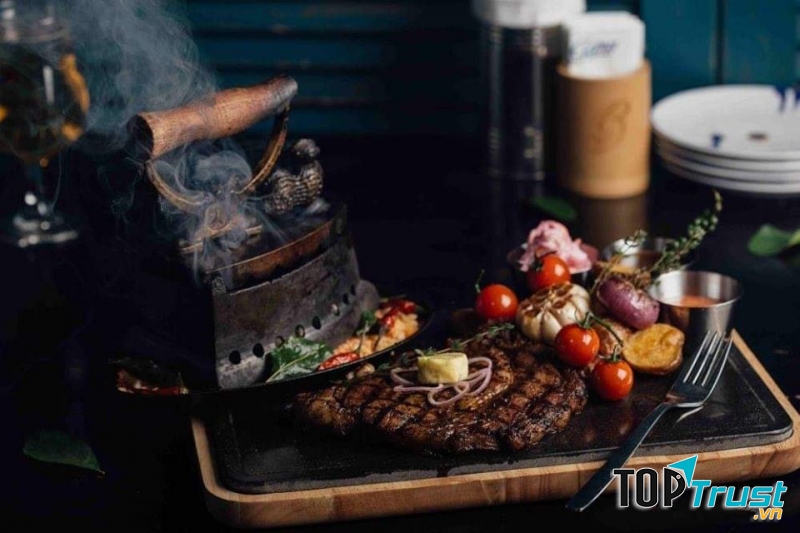 Món Âu hấp dẫn tại nhà hàng.