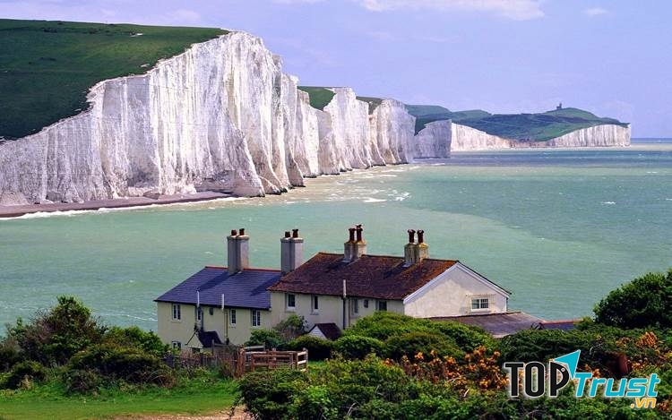 Vách đá trắng tại Dover là một trong những di tích dễ nhận biết nhất của nước Anh