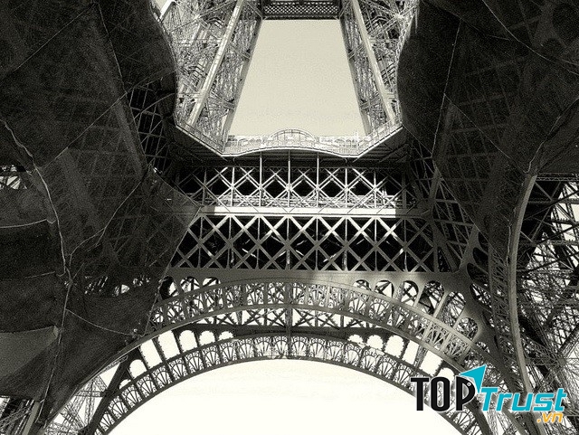 Tháp Eiffel từng trở thành biển quảng cáo