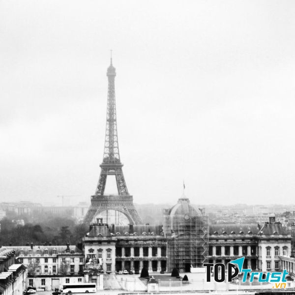 Tháp Eiffel nhìn từ xa