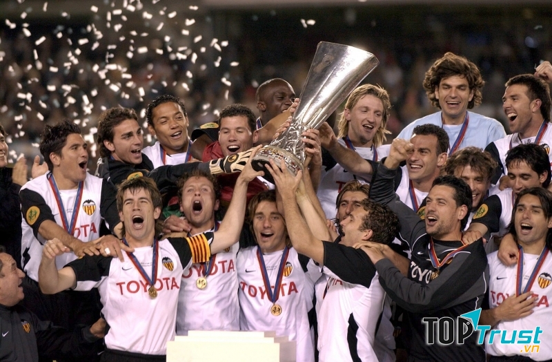 Valencia lên ngôi năm 2004