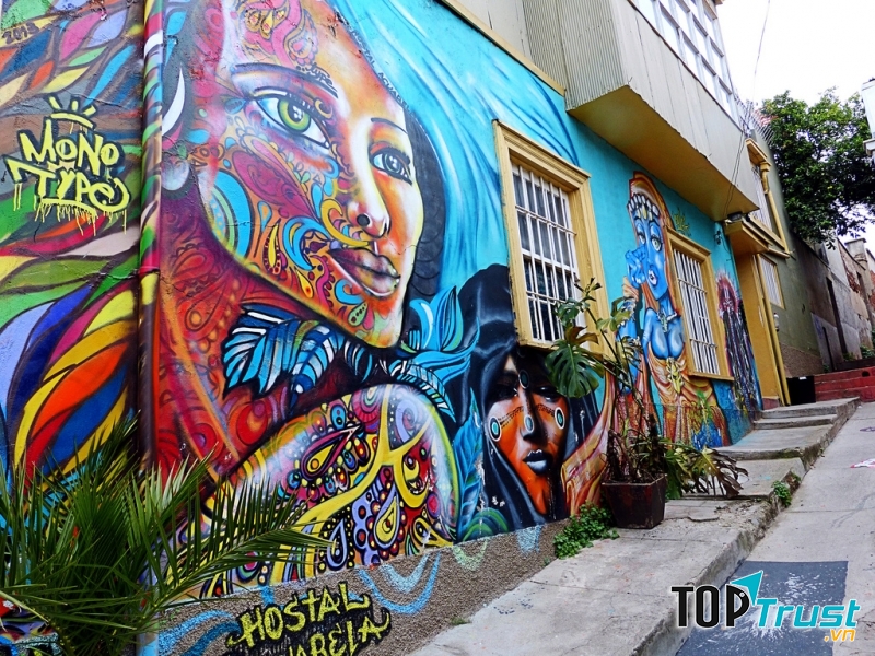 Cận cảnh bức tường màu sắc tại đây