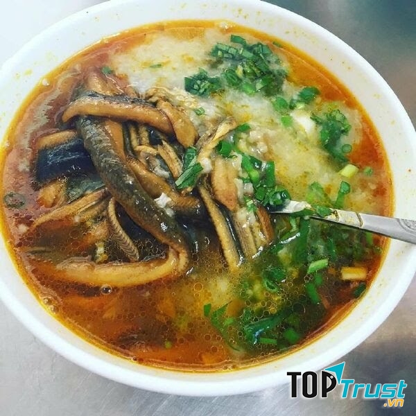 Cháo lươn được nấu từ gạo tẻ bung nguyên hạt,..