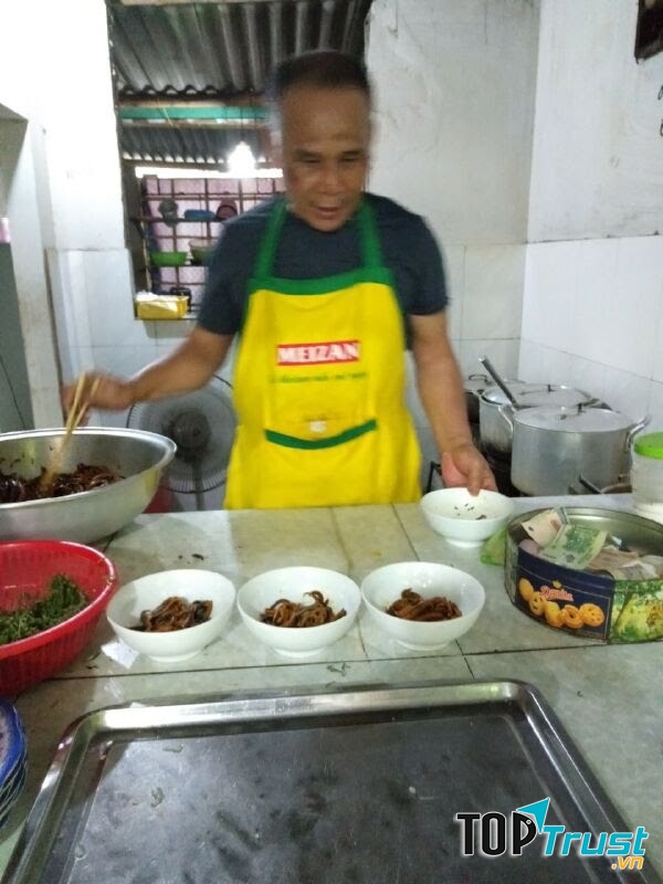 Trong lúc chờ đợi, bạn có thể xem cách chế biến của đầu bếp