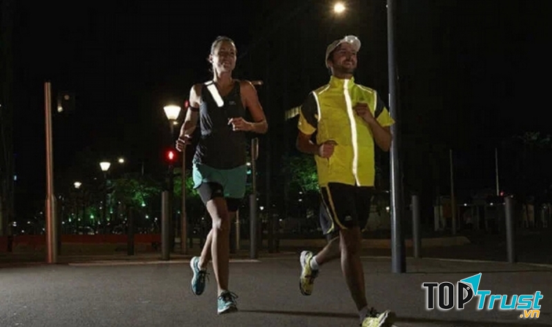 Đi bộ buổi tối cũng tốt nhưng vận động mạnh hơn sẽ tốt hơn