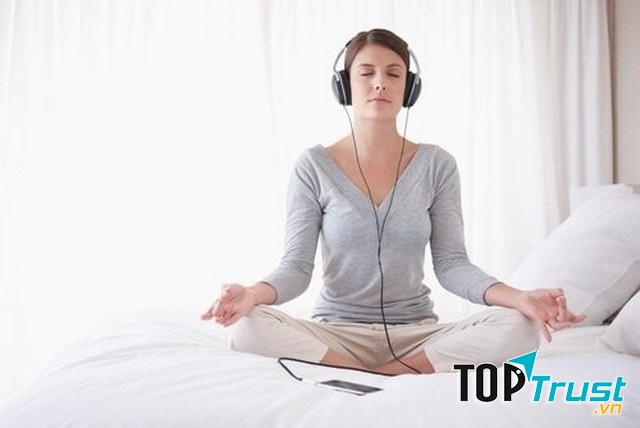 Trước khi ngủ bạn nên vận động một số bài tập nhẹ nhàng hay có thể ngồi thiền