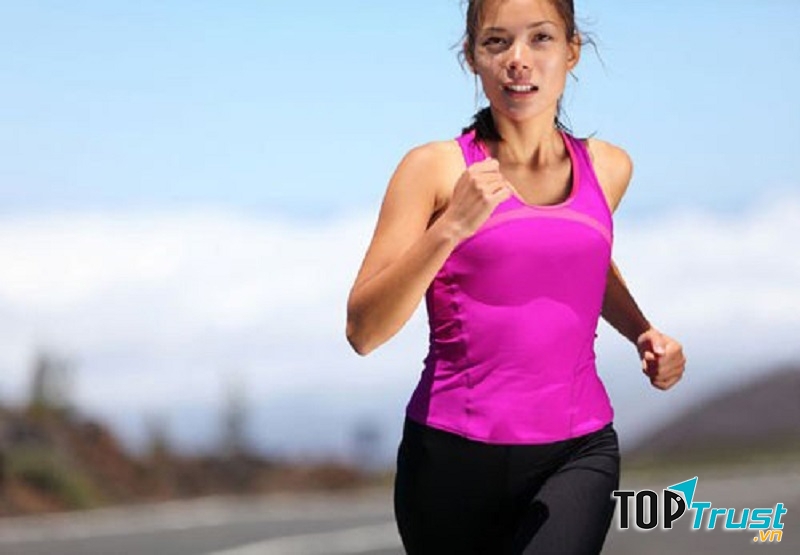 Mẹ chạy bộ mỗi ngày.