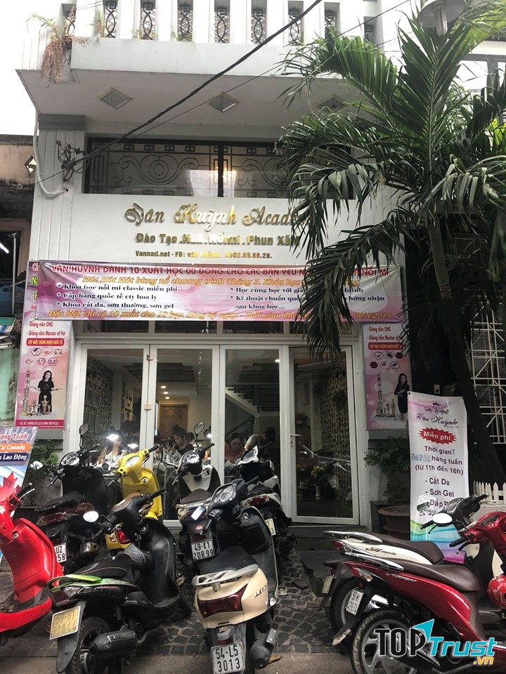 VÂN HUỲNH ACADEMY