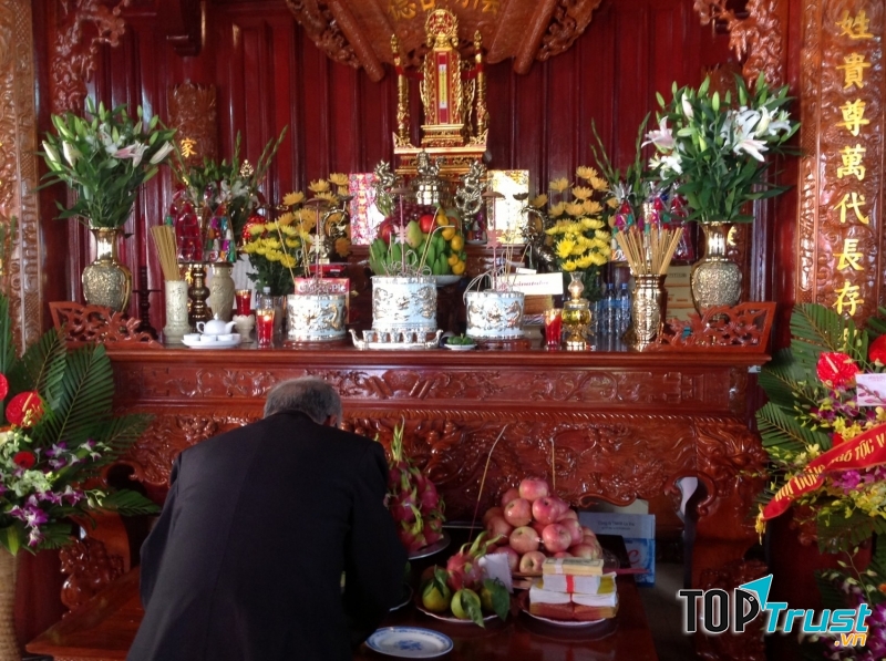 Gia chủ cúng tổ tiên
