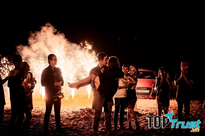 Hương Tràm thực hiện cảnh hôn trong MV Vẫn luôn chờ mong