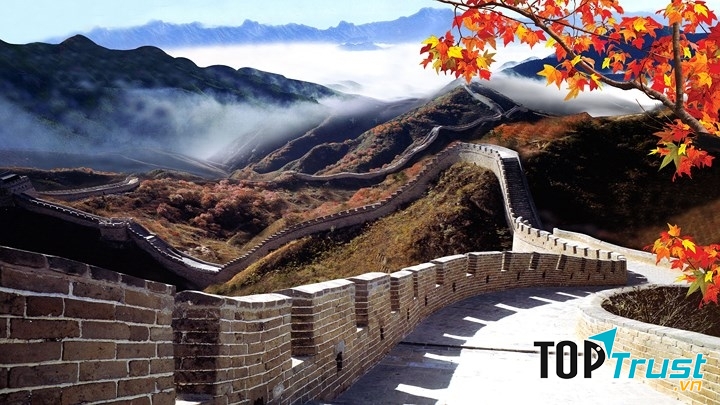 Một đoạn của Vạn Lý Trường Thành và sương mờ