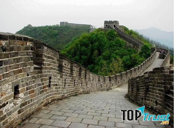 Vạn Lý Trường Thành có chiều dài trên 20.000 km, được xây dựng từ thế kỷ 3 trước Công nguyên