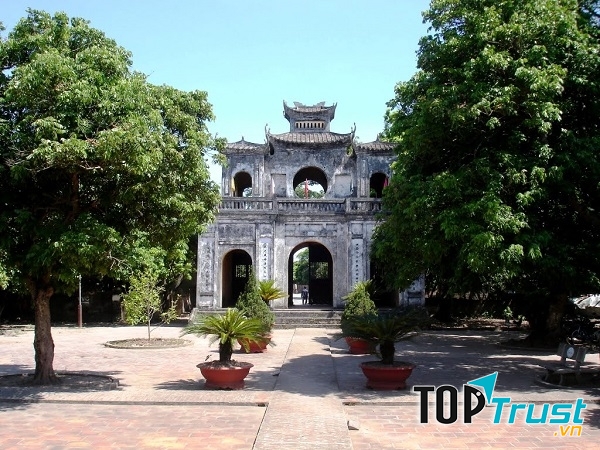 Văn miếu uy nghiêm, trầm mặc