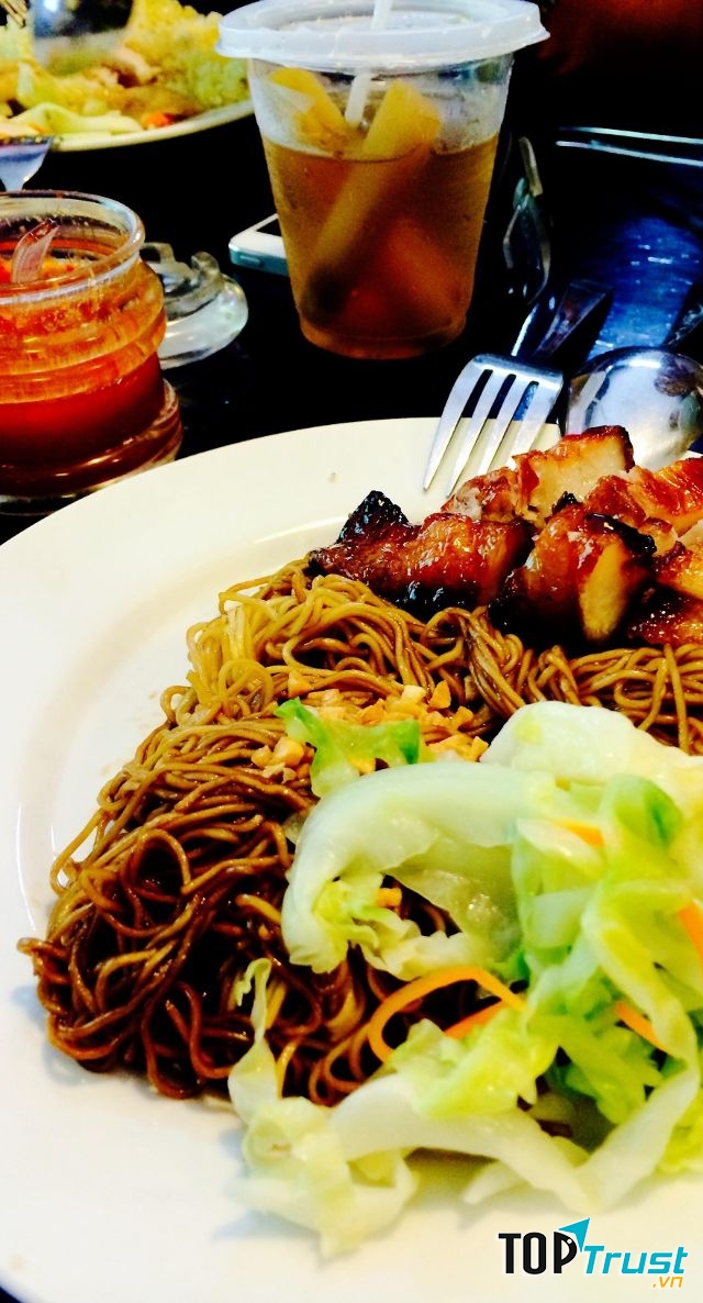 Mì xá xíu khô được bài trí trông rất ngon mắt