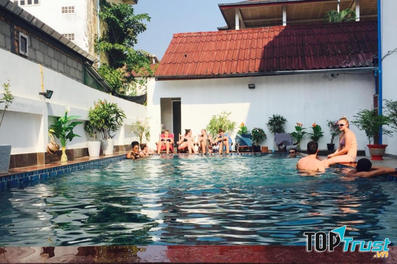 Bể bơi tại khách sạn