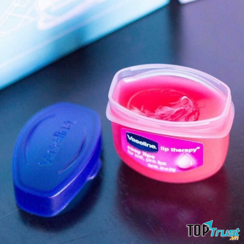 Dưỡng môi Vaseline Lip Therapy giúp các lớp da khô sần sùi như tiếp thêm nước mềm ra tức thì,