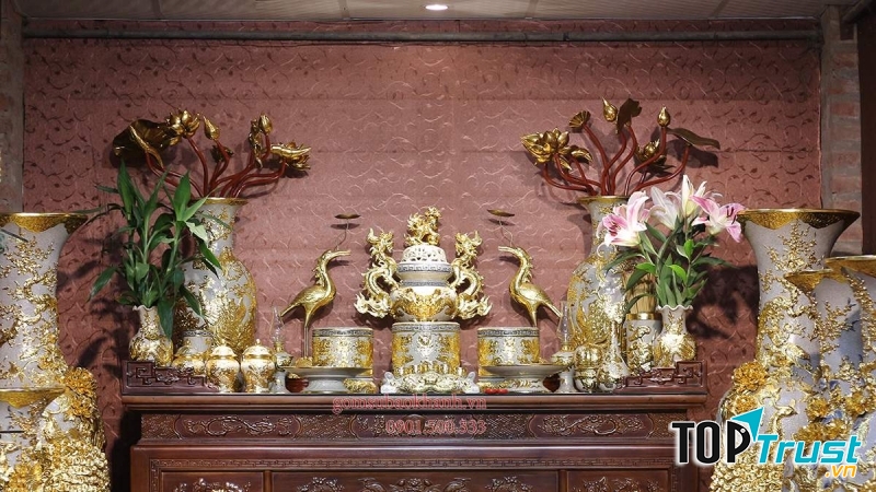 Tết là dip trang hoàng lại ban thờ tổ tiên