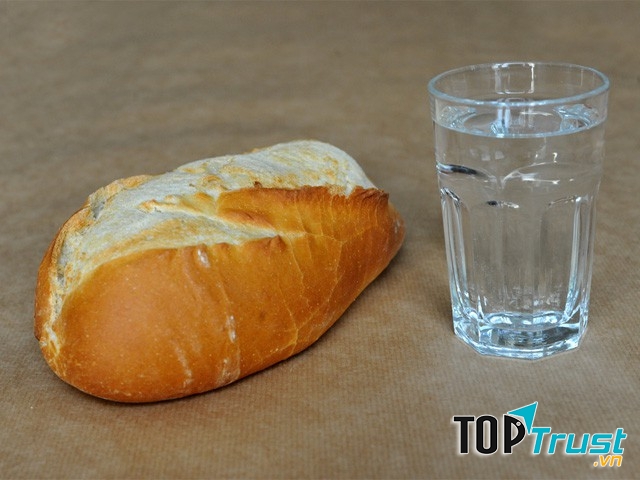 Đồ ăn khô & nước uống là 2 thứ thiết yếu