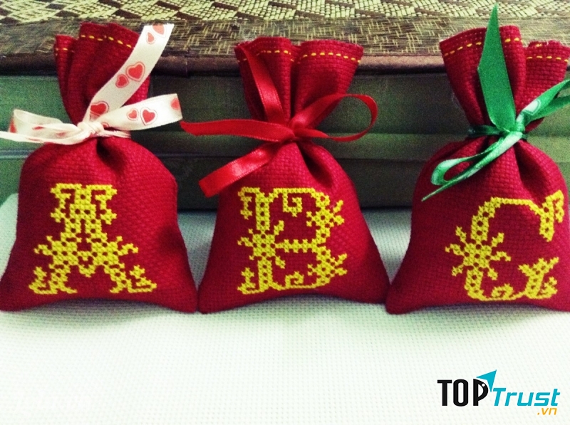 Vật trang trí màu đỏ đem lại những điều tốt lành, loại bỏ điềm xấu