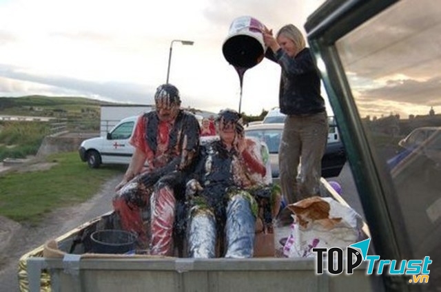 Tập tục bôi bẩn cô dâu chú rể trước ngày cưới là một truyền thống có từ rất lâu đời ở Scotland