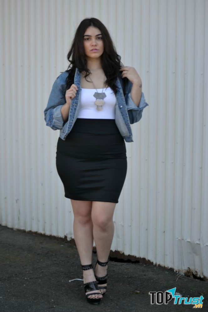 Kết hợp thêm một chiếc denim và một vòng cổ bản to thì sẽ giúp bạn trong cá tính hơn đấy