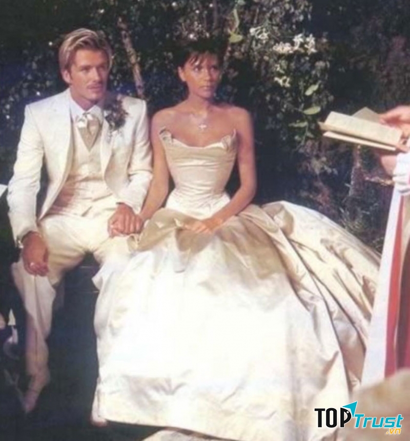 Váy cưới của Victoria Beckham