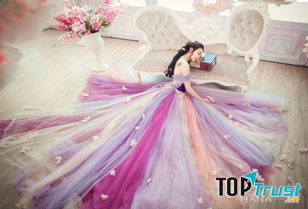 Váy cưới sắc màu