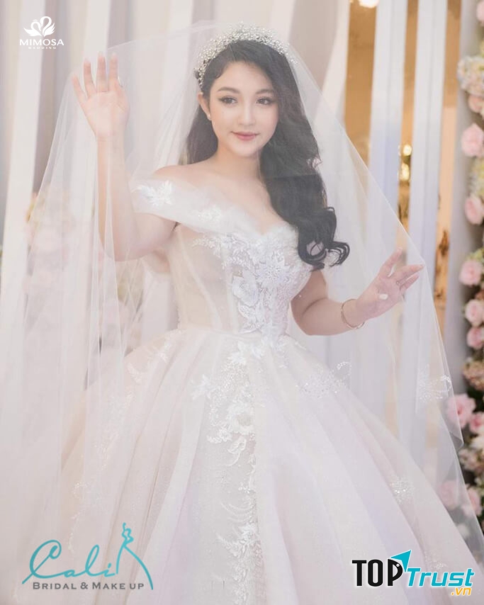 Váy cưới trễ vai