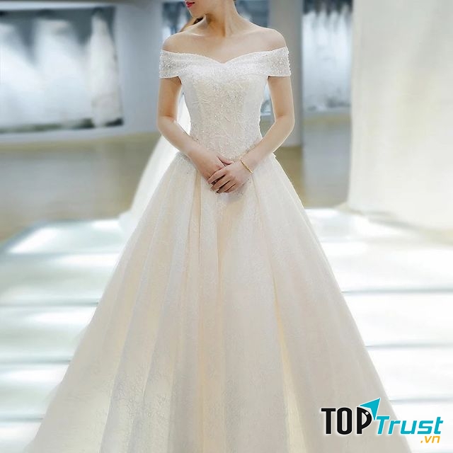 Váy cưới trễ vai