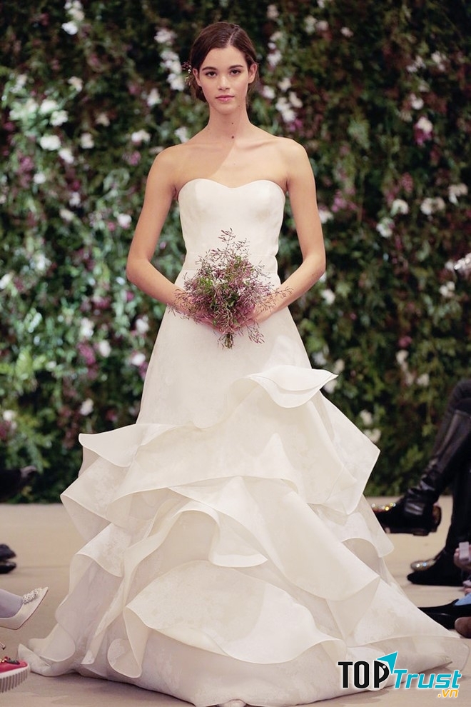 Váy cưới xếp tầng