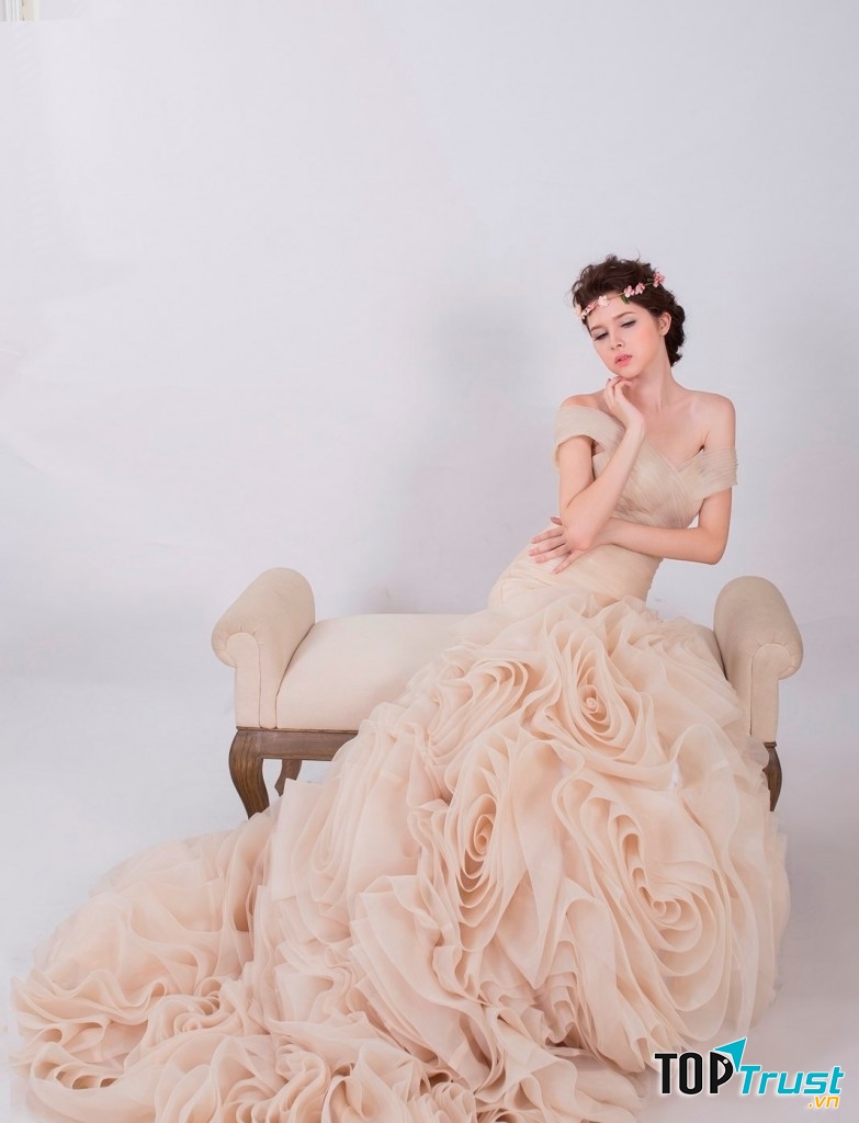 Váy cưới xếp tầng