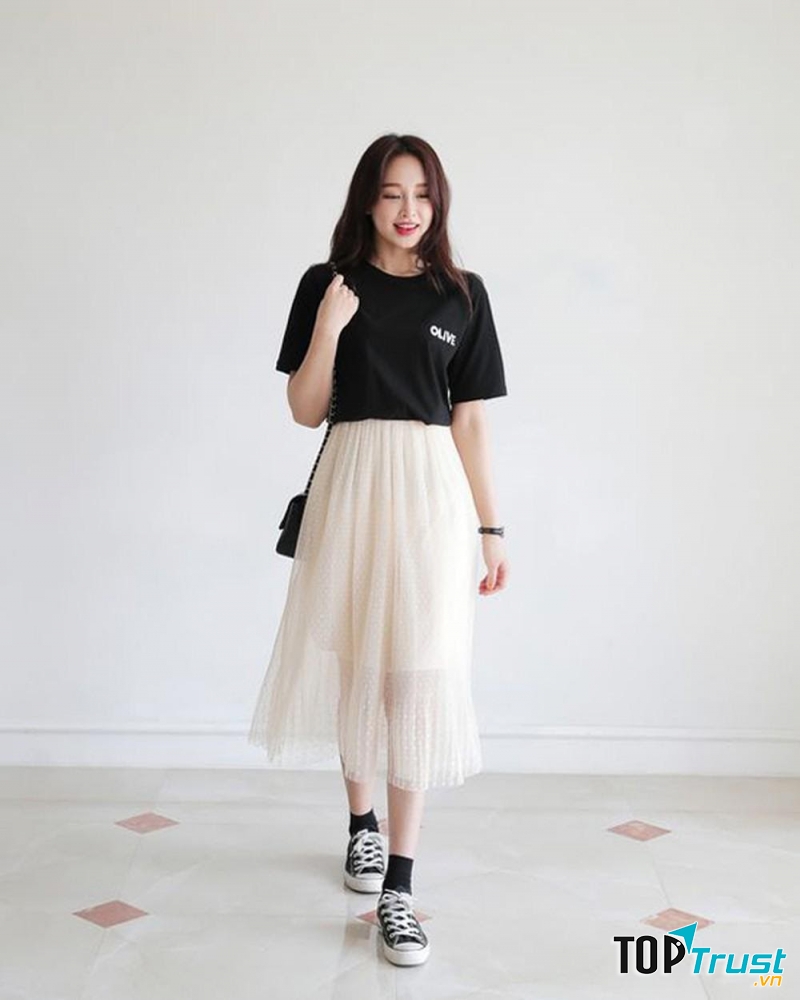 Váy trắng điệu đà cùng giầy