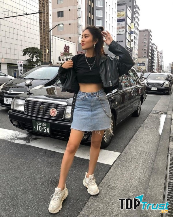 Váy denim bút chì là một trong những chiếc váy theo xu hướng hiện nay.