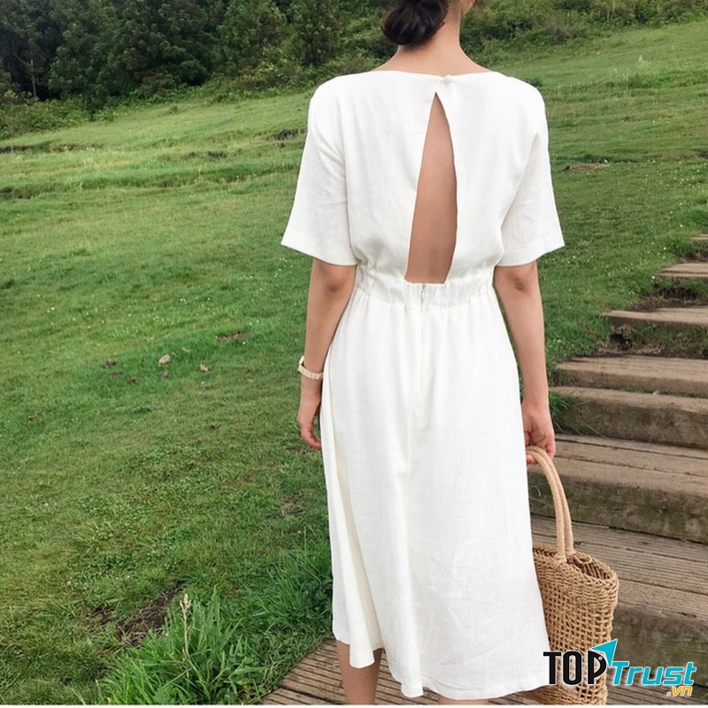 Một mẫu váy trắng với chi tiết cut-out tinh tế phần lưng là lựa chọn lý tưởng dành cho các quý cô trong ngày Valentine.