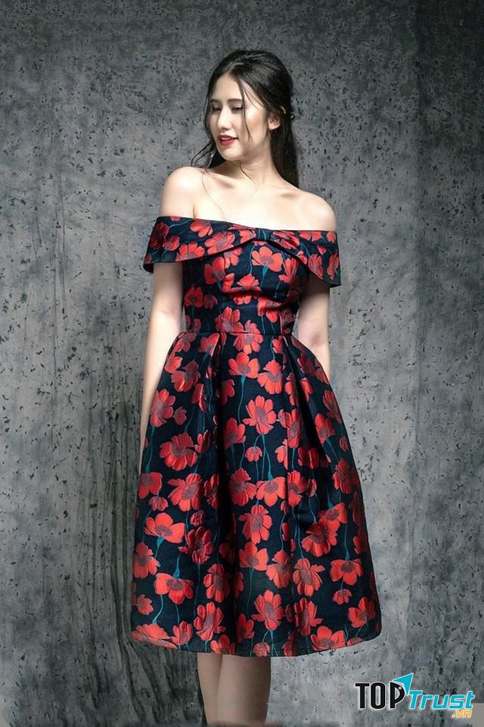 Các quý cô sẽ rất nổi bật khi diện váy đỏ hở vai gợi cảm.