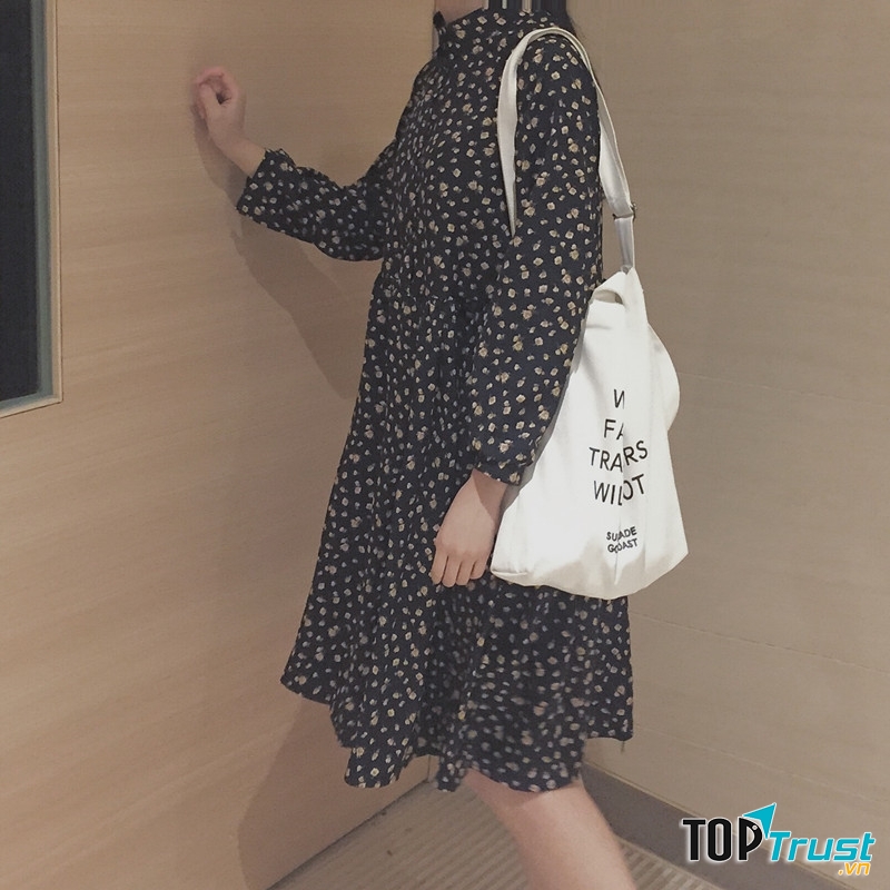 Váy dài tay có thể mix với áo dạ ngắn hoặc áo len