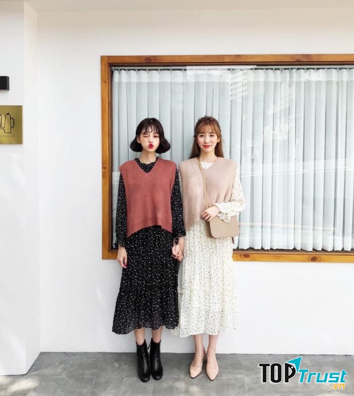 Váy voan dáng dài kết hợp áo len gile là lựa chọn hoàn hảo cho những bữa tiệc cuối năm