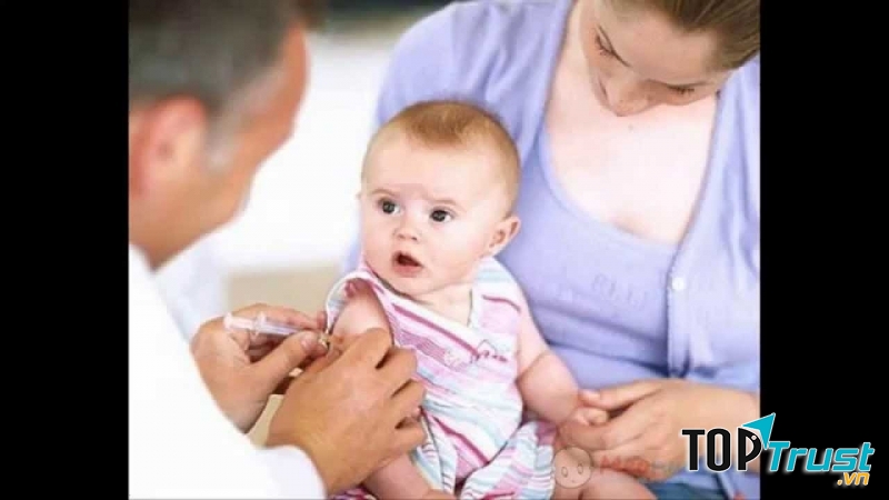 Khi trẻ sốt thời gian dài và mất nước thì mới truyền hoặc tiêm