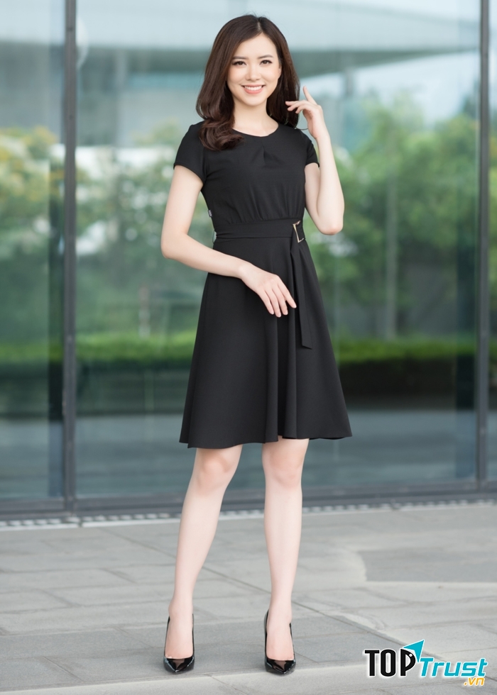 Nếu muốn phá cách một chút, bạn có thể chọn cho mình thiết kế cổ tim hoặc cổ tròn gợi cảm