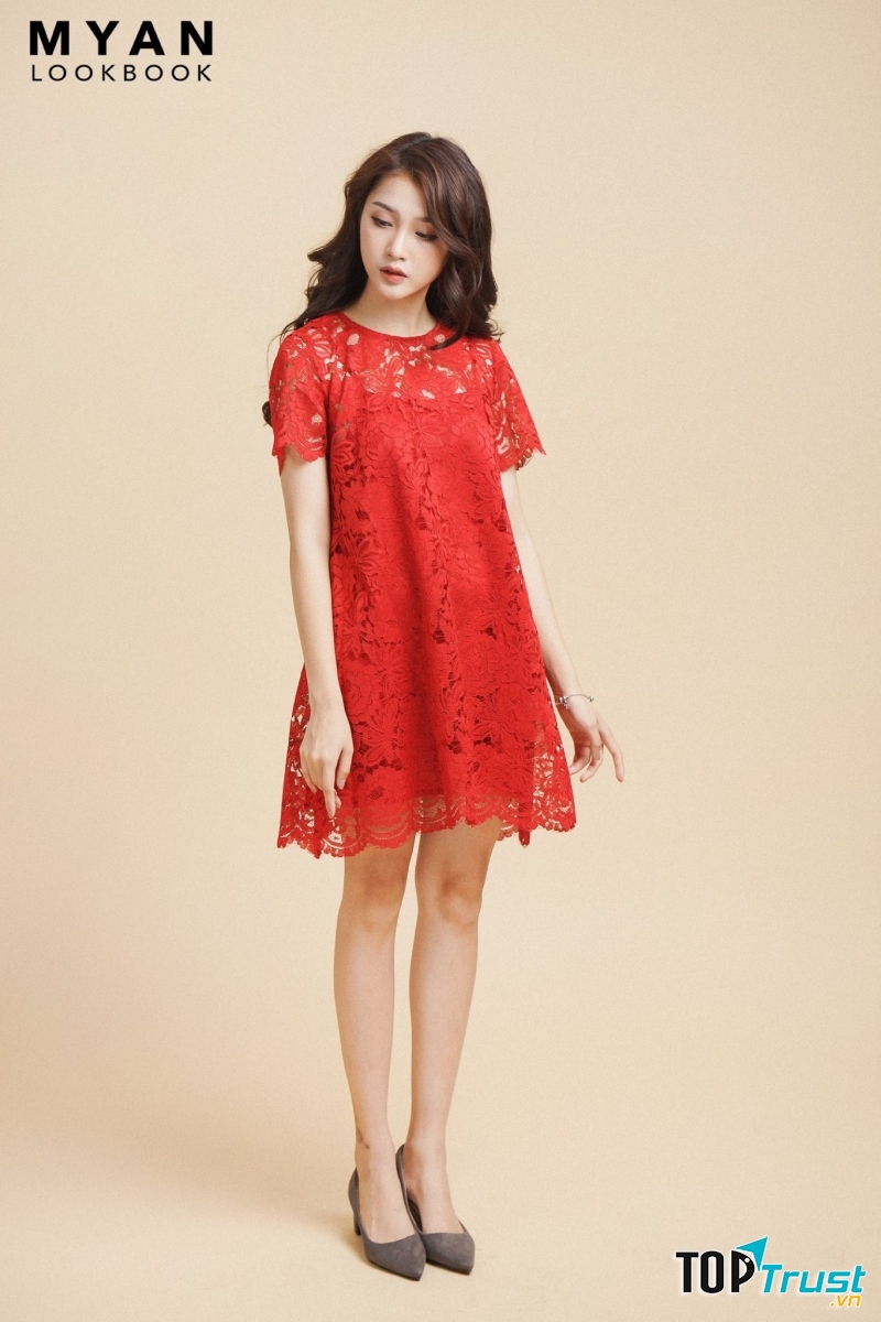 Với chiếc váy ren này có thể kết hợp với một đôi búp bê hoặc cao gót đều rất hợp.