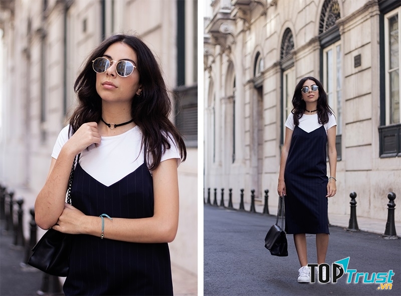 Lựa chọn slip - dress với những thiết kế đang được ưa chuộng trong năm nay. Bạn có thể mix áo t - shirt trắng với váy slip - dress và giày thể thao cá tính. Nhấn nhá set đồ với túi xách và mắt kính là trông cực kỳ thời thượng luôn rồi