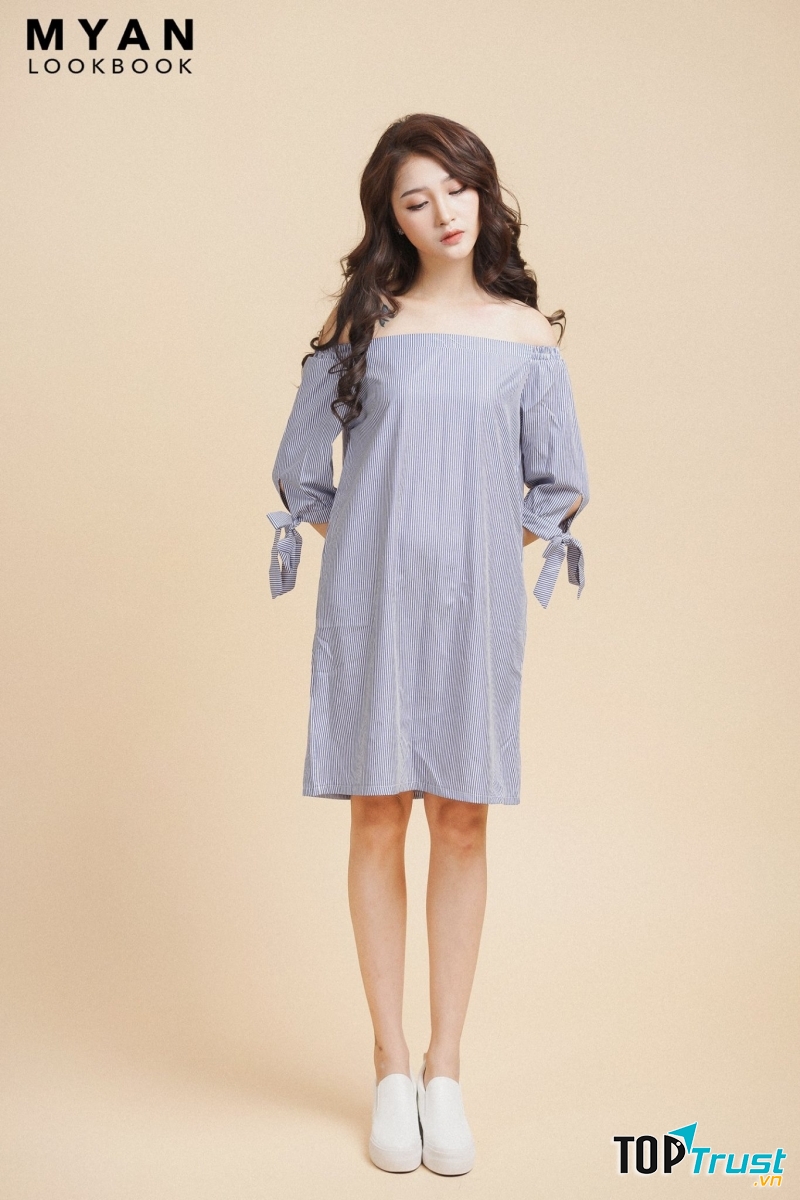 Váy trễ vai kết hợp với slip on khá là phù hợp.