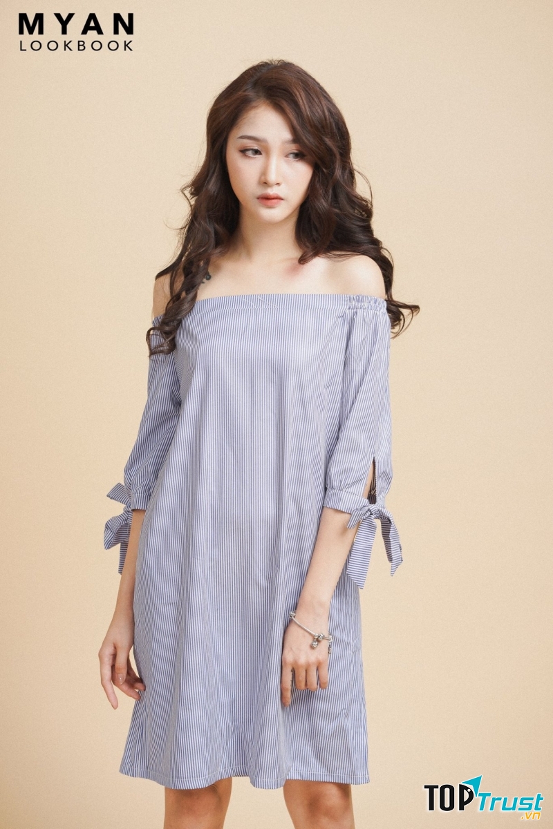 Bộ trang phục tinh tế khoe đôi vai trần của các bạn.