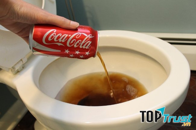Vệ sinh bồn cầu bằng Coca cola